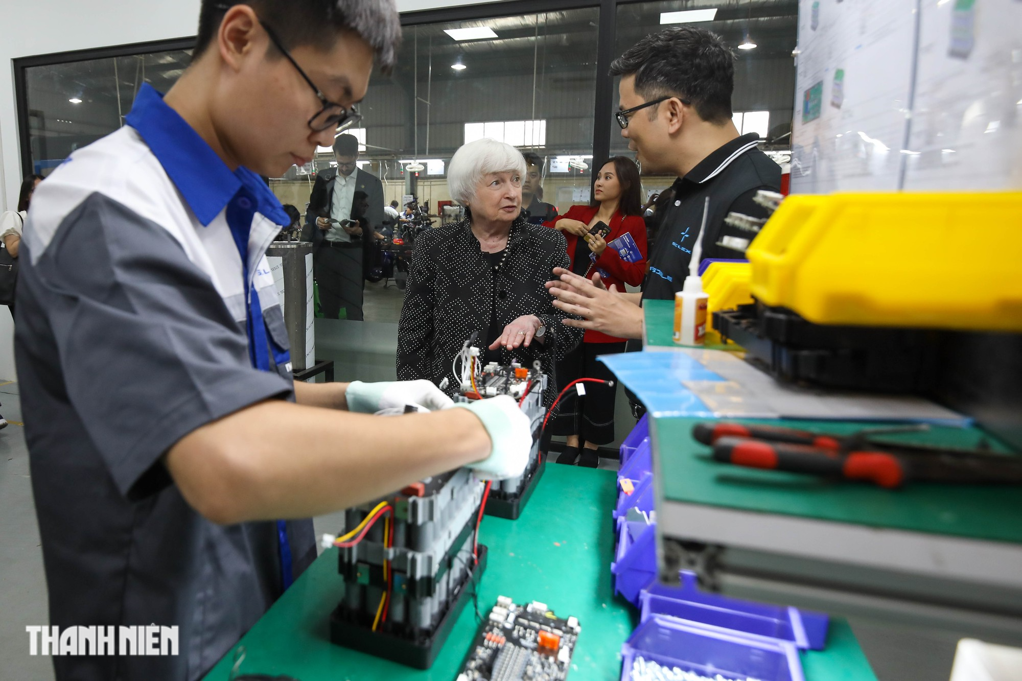 Bộ trưởng Tài chính Mỹ Janet Yellen thích thú với xe máy điện "Made in Vietnam" - Ảnh 2.