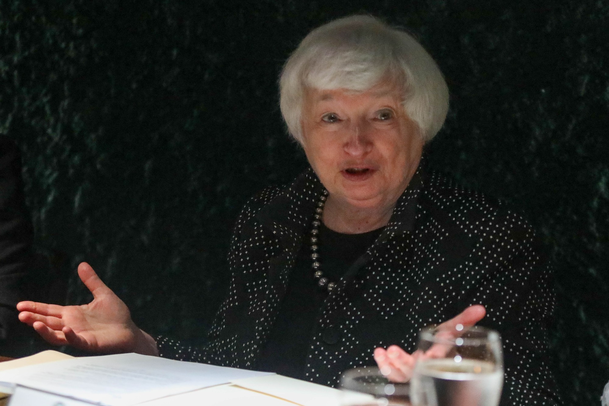 Bộ trưởng Tài chính Mỹ Janet Yellen thích thú với xe máy điện "Made in Vietnam" - Ảnh 6.