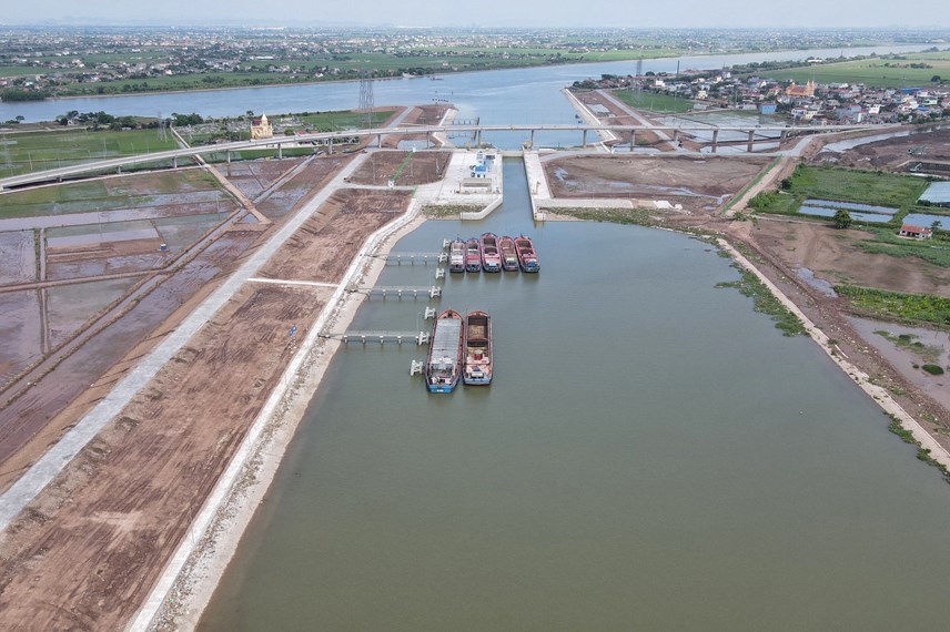 Luồng Nghĩa Hưng l&agrave; luồng thủy nội địa quốc gia c&oacute; cấp kĩ thuật đặc biệt (ph&iacute;a s&ocirc;ng Đ&aacute;y c&oacute; bề rộng đ&aacute;y 90 m, cao tr&igrave;nh đ&aacute;y - 6,3 m; ph&iacute;a s&ocirc;ng Ninh Cơ c&oacute; bề rộng đ&aacute;y 100 m, cao tr&igrave;nh đ&aacute;y - 6,7 m); chiều cao tĩnh kh&ocirc;ng th&ocirc;ng thuyền l&agrave; 15 m.