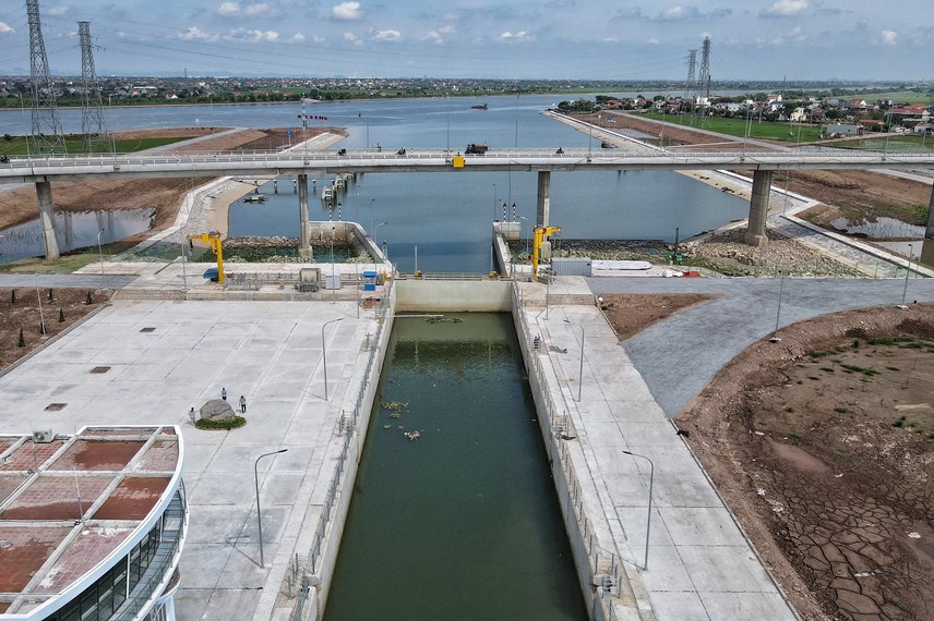 Về c&ocirc;ng tr&igrave;nh &Acirc;u t&agrave;u Nghĩa Hưng, theo quyết định &Acirc;u t&agrave;u d&agrave;i 179m; rộng 17m; chiều cao 10,5 m; chiều d&agrave;i hữu dụng 160 m; cao tr&igrave;nh đ&aacute;y &acirc;u -7.0 m; cao tr&igrave;nh đỉnh &acirc;u +10.5 m; kết cấu b&ecirc; t&ocirc;ng cốt th&eacute;p, tường đứng h&igrave;nh chữ U (BTCT).