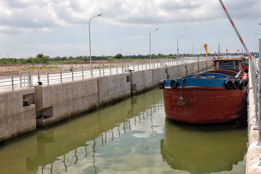 Ngay sau khi được vận h&agrave;nh khai th&aacute;c, cửa &acirc;u ph&iacute;a s&ocirc;ng Ninh Cơ mở ra, đ&oacute;n t&agrave;u NĐ-4002, tiếp theo l&agrave; t&agrave;u NĐ-3334 sang s&ocirc;ng Đ&aacute;y. Hai t&agrave;u n&agrave;y neo trong &acirc;u, chờ cửa &acirc;u ph&iacute;a s&ocirc;ng Ninh Cơ đ&oacute;ng lại, sau đ&oacute; cửa &acirc;u ph&iacute;a s&ocirc;ng Đ&aacute;y mở ra, c&acirc;n bằng mực nước b&ecirc;n ngo&agrave;i v&agrave; b&ecirc;n trong &acirc;u, t&agrave;u tiếp tục di chuyển ra khỏi &acirc;u ra ph&iacute;a s&ocirc;ng Đ&aacute;y.