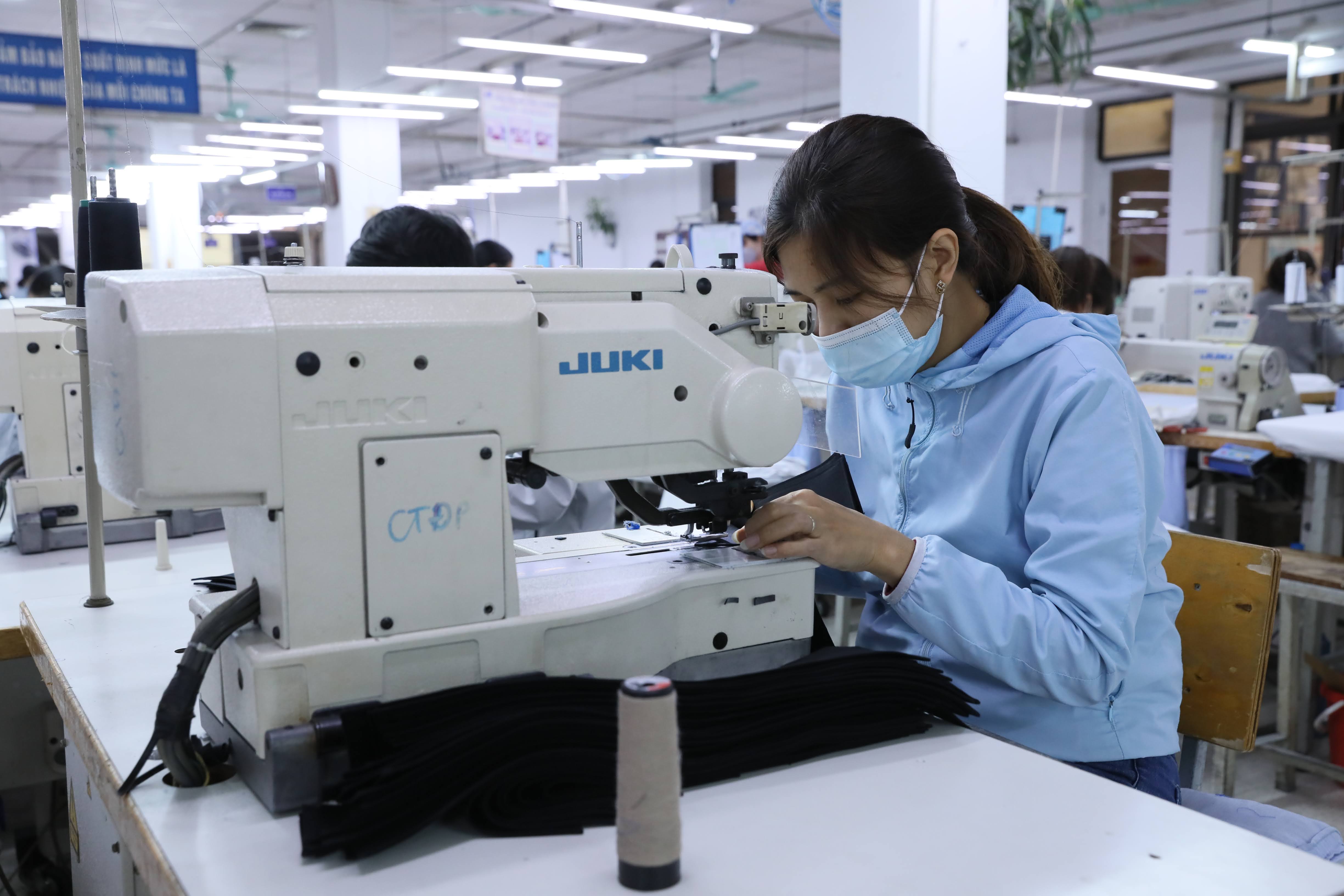 Đơn h&agrave;ng của doanh nghiệp dệt may đ&atilde; phục hồi khoảng 80% so với trước. Ảnh: Quang Vinh.