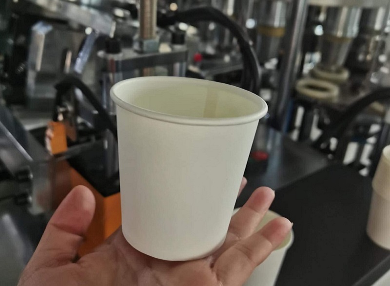 Chàng trai bén duyên khởi nghiệp với dự án cốc giấy