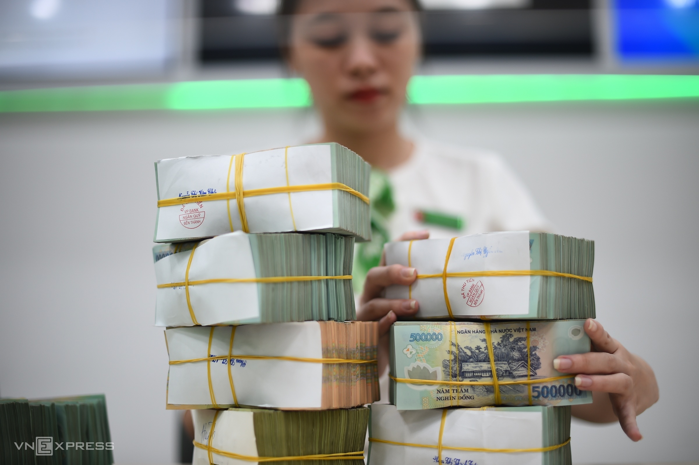 Ngân hàng giảm lãi vì 'có tiền không cho vay được' 